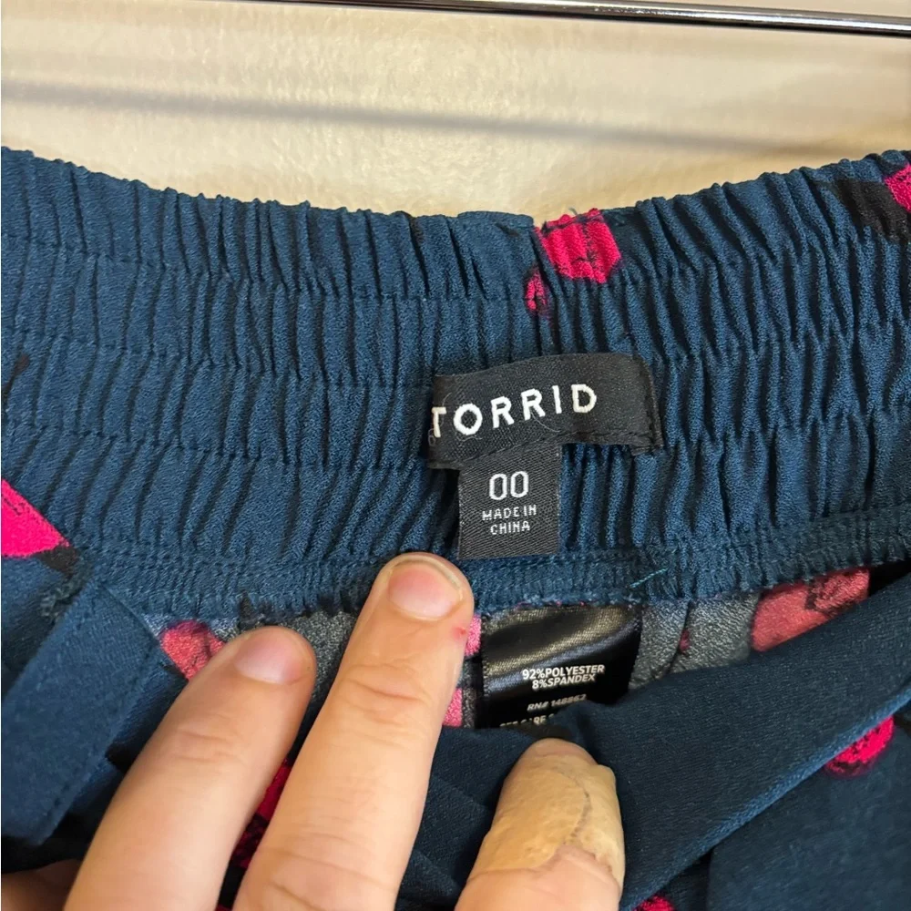 torrid Teal Wide-Leg Tie-Waist Pants with Hot Pink Floral Print - Picture 2 of 3